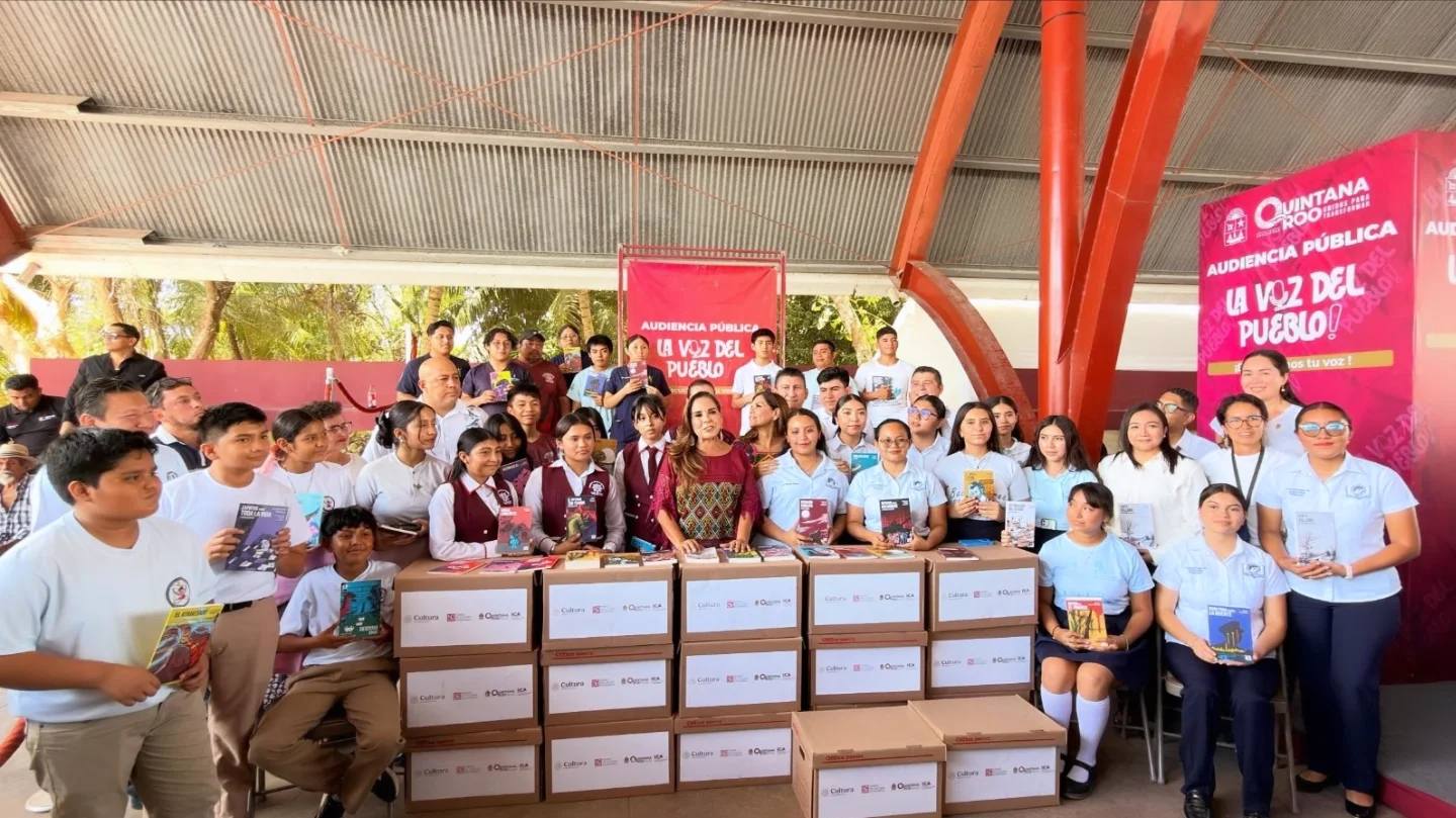Plantel Bacalar recibe libros del programa 25 x 25